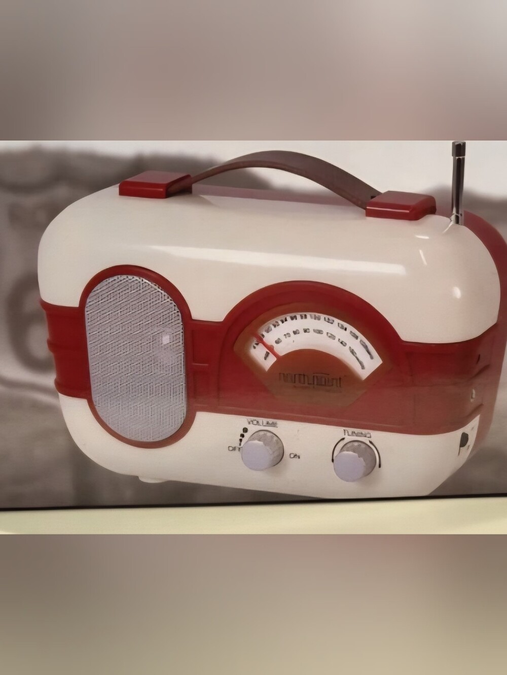Portable Retro Radio Speaker - White and Red